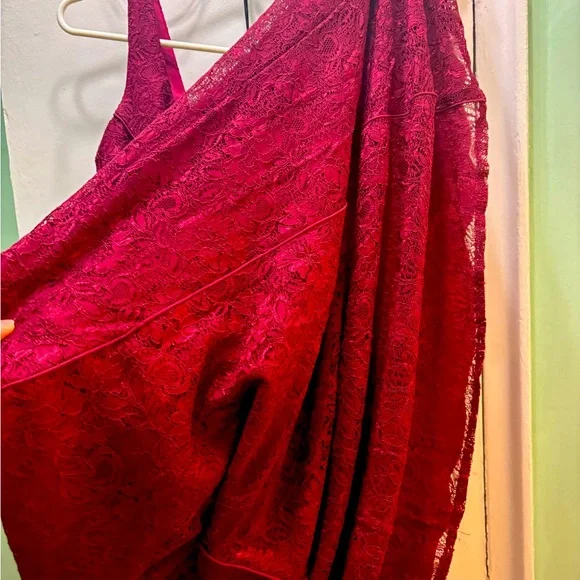 Gorgeous low V cut, sleeveless fit and flare burgundy gown - Picture 4 of 7